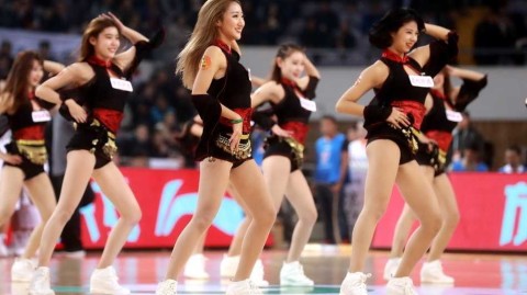 京鲁对决激情上演 篮球宝贝热舞点燃赛场