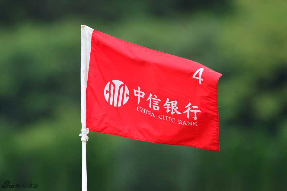 何茜完成了一次优雅的挥杆，收杆动作平衡而完美，身影在阳光下显得格外挺拔自信。