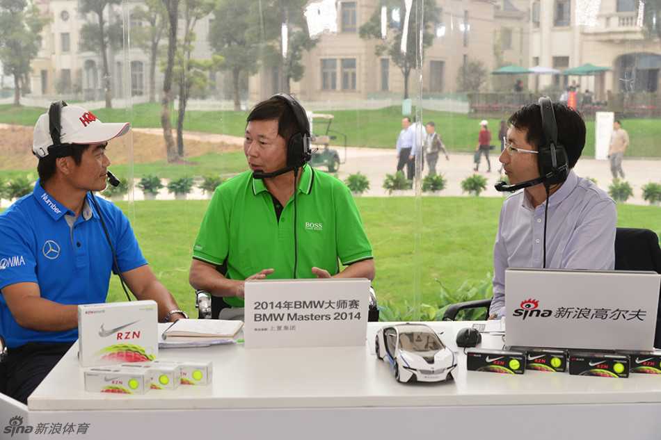 直播结束后嘉宾与部分工作人员在演播室内的欢乐合影，定格了这次成功合作的瞬间