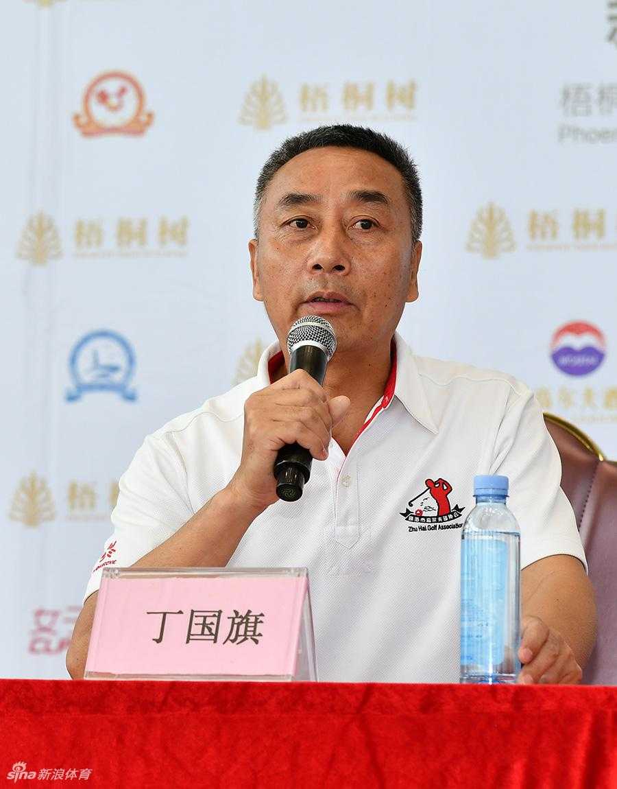 赛事开幕仪式上，嘉宾与球员代表并肩站立，共同为象征比赛开始的彩球揭幕，现场气氛庄重而充满期待。