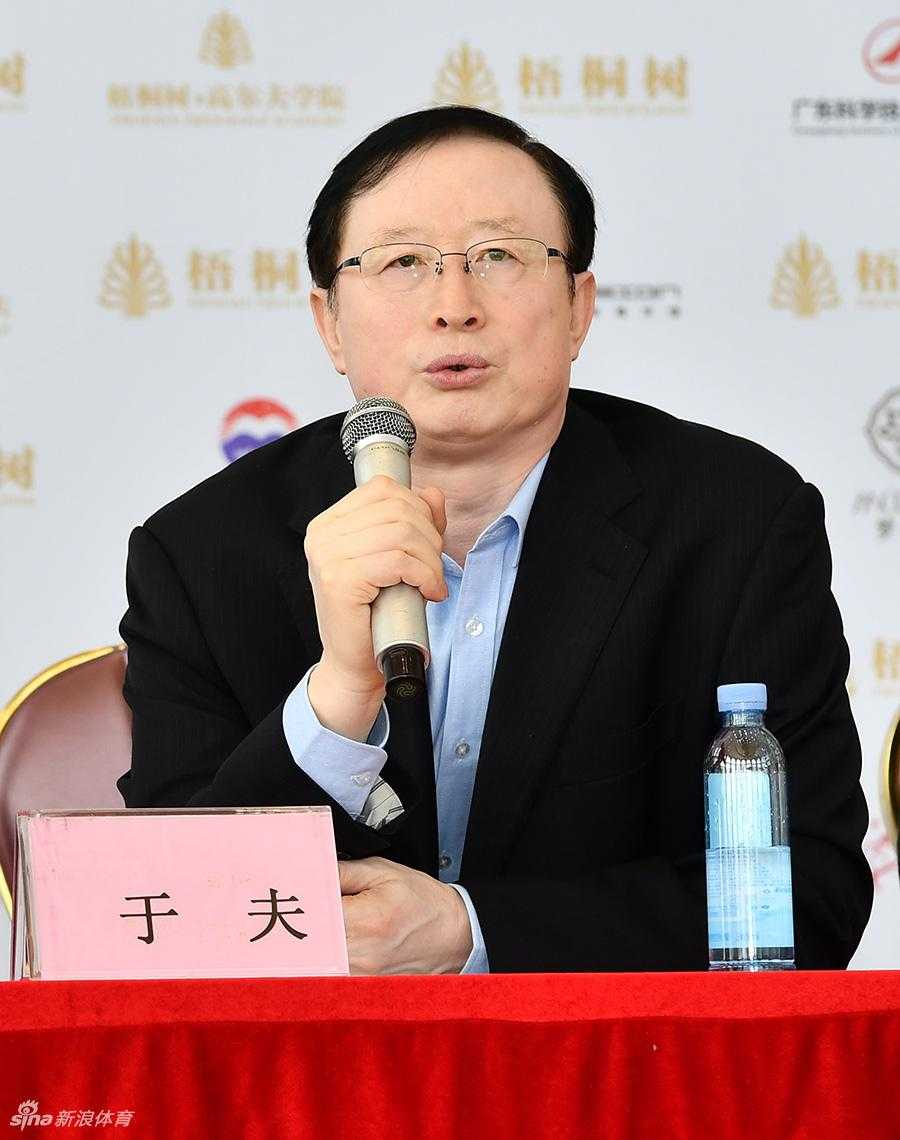 珠海文体旅游局副局长与赛事官员亲切交流，政企协同助力体育赛事发展的和谐画面。