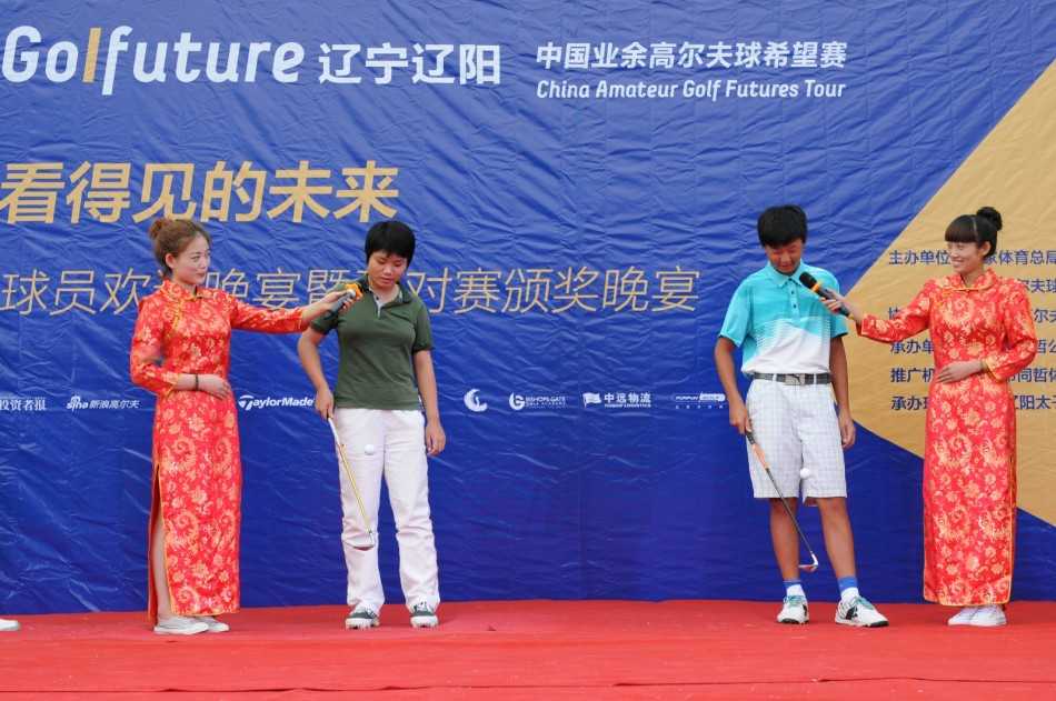 东道主谢振江先生面向镜头，正挥手向所有来宾致意，展现出热情好客的笑容。