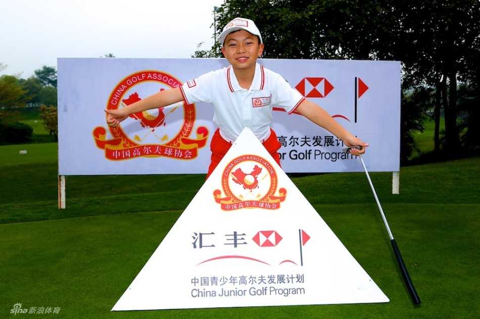 少年球手匡洋与翁隽宇在赛道上并肩前行，神情专注地观察球道与果岭，进行策略交流。