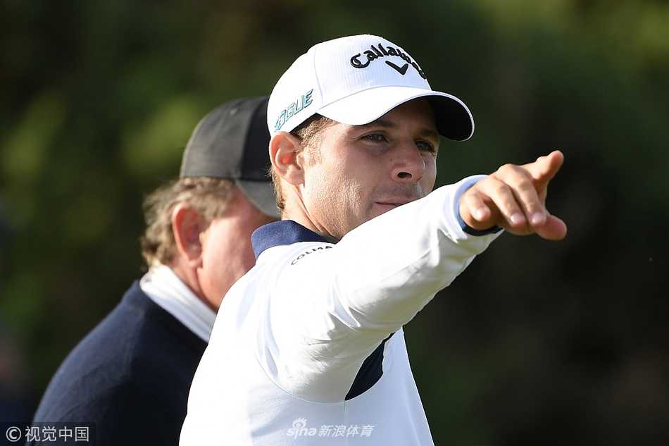 一轮战罢，球手在计分处认真核对成绩，记分卡上的数字凝聚着半日的拼搏与汗水。