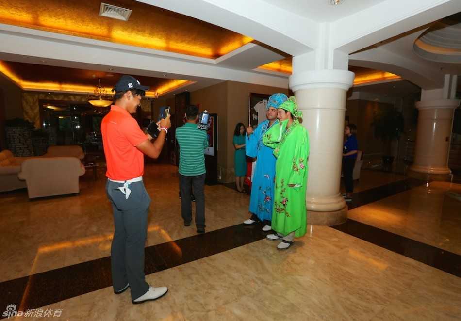 一位“才子”优雅俯身，在台球桌边精准击球，其沉稳架势与专业球员在赛场上的风范如出一辙。