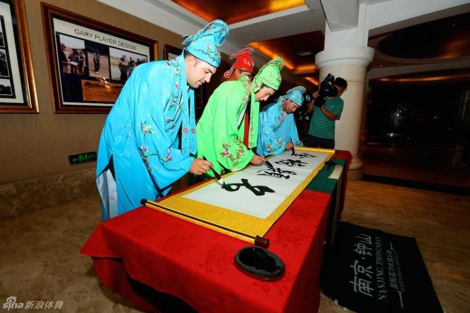 完成墨宝后，两位“才子”欣然举杯，相视而笑，轻松愉悦的氛围冲淡了大赛前的紧张，尽显绅士风度。