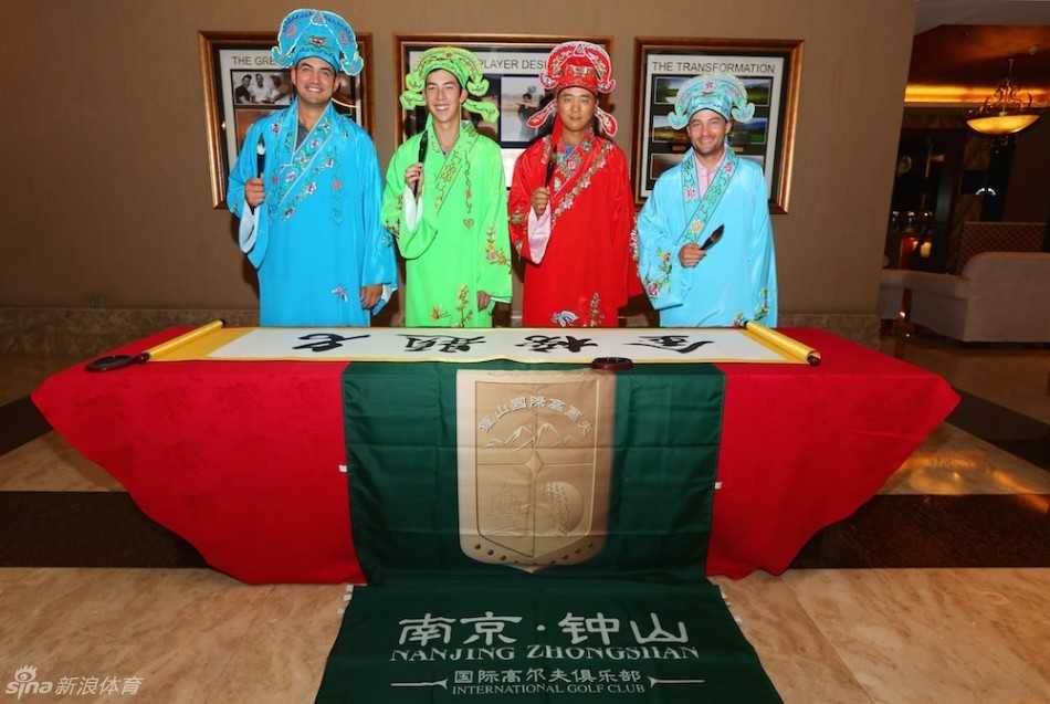 “才子”们手持共同完成的“金榜题名”书法作品与工作人员合影，笑容灿烂，定格了传统文化与现代体育激情碰撞的瞬间。