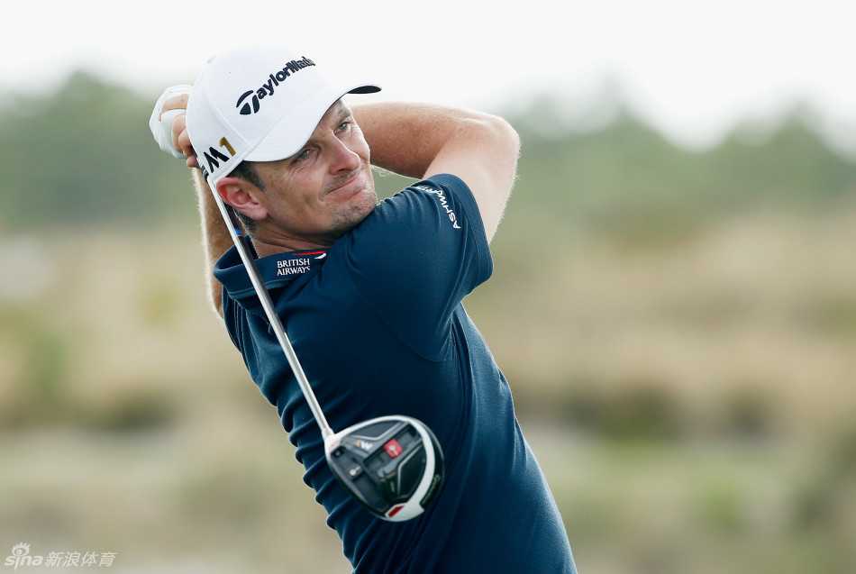 绚烂晚霞映照下，一位球员的挥杆剪影优美如画，与天空融为一体
