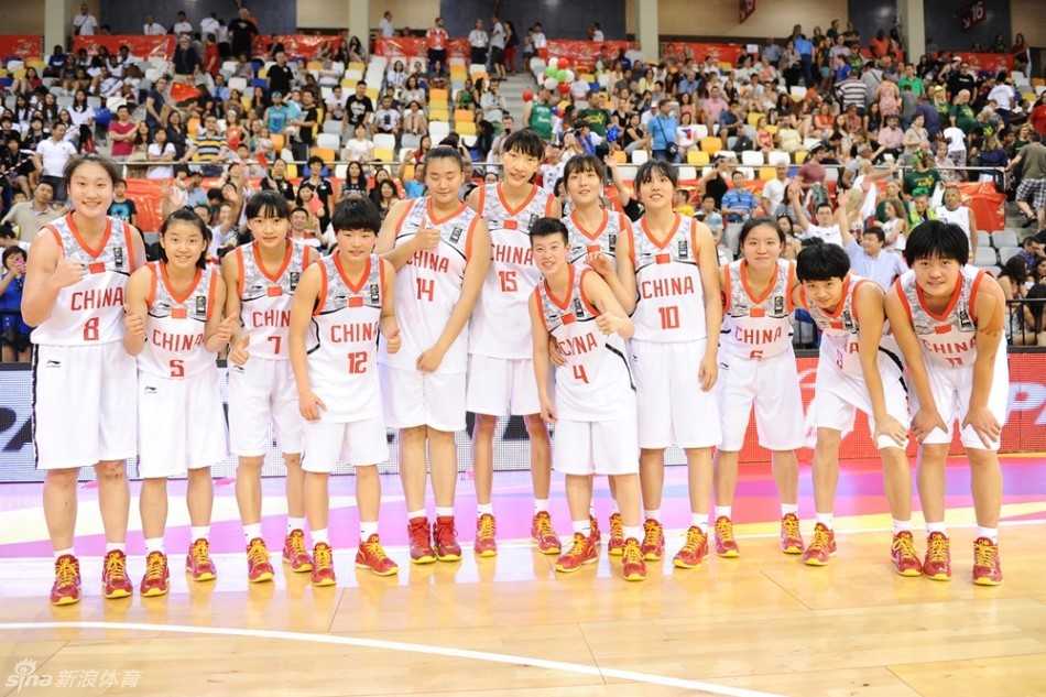 中国U17女篮的小将们眼神坚毅，在西班牙的赛场上整齐列队，她们胸前的五星红旗格外醒目，一张张稚嫩的脸庞上写满了为国征战的荣耀与期待。