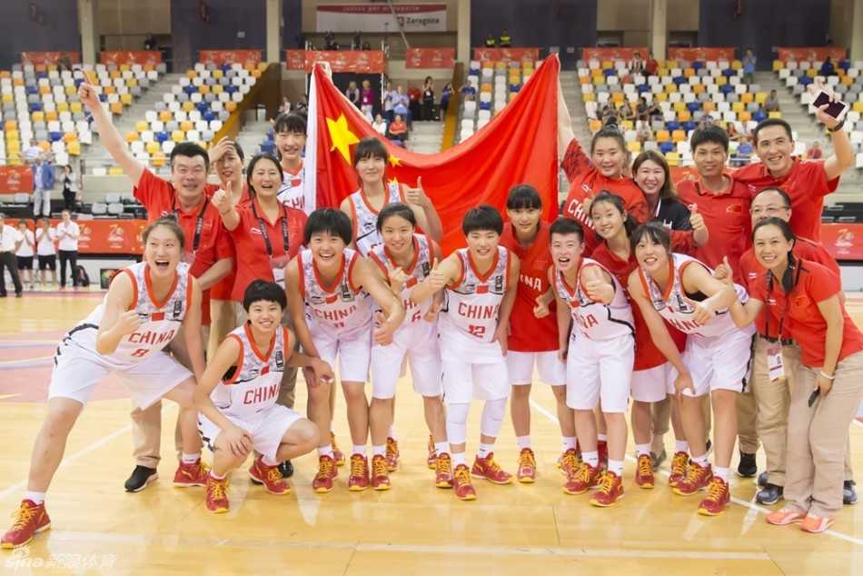 中国国青女篮全体队员在赛后紧紧围抱在一起，庆祝这场来之不易的胜利，笑容洋溢在每一个年轻的脸上。
