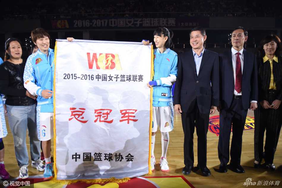 在漫天金色彩带与欢呼声中，北京女篮的冠军旗帜缓缓升起，象征着王朝的荣耀在此刻定格。