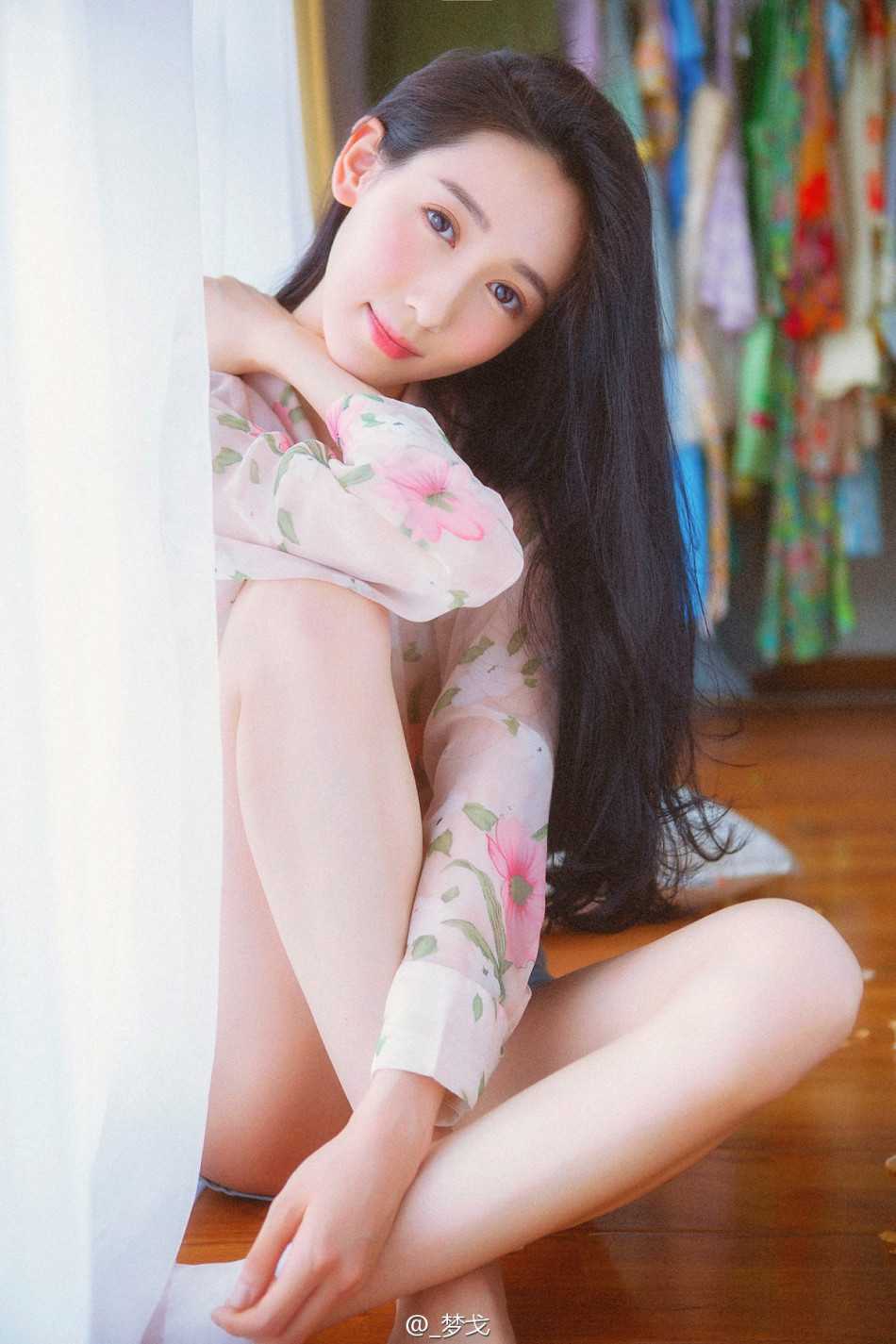 高清镜头下，她身着休闲装束，眼神坚定而迷人，精致的妆容与身后的都市霓虹交相辉映，尽显现代女性的独立与自信