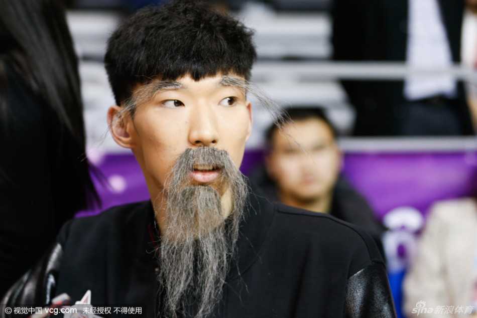周琦与友人交谈时被镜头抓拍，他嘴角上扬忍不住偷笑，巨大的胡子与严肃的魔法师装扮在这一刻被纯真的笑容彻底‘破功’。