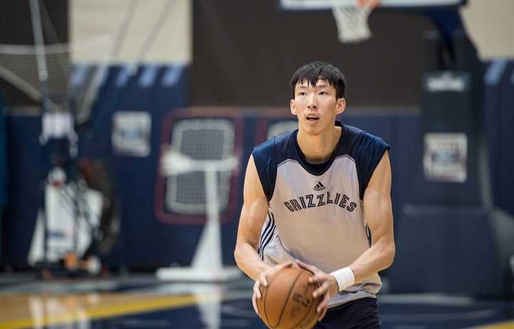 周琦在低位要球，防守球员全力贴防，他修长的身材在与黑人球员对抗中毫不逊色，展现出了强烈的进攻欲望。