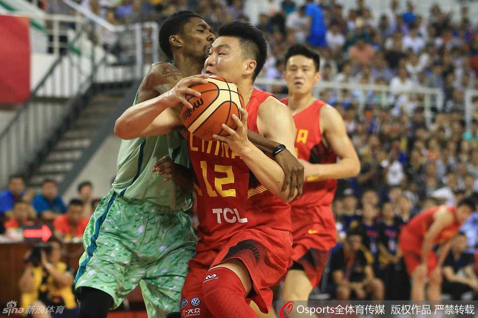 李根完成一次势大力沉的切入上篮后稳稳落地，肌肉线条在球衣下若隐若现，他抬起手臂向队友做出战术手势，眼神中透露出攻坚克难的坚毅。