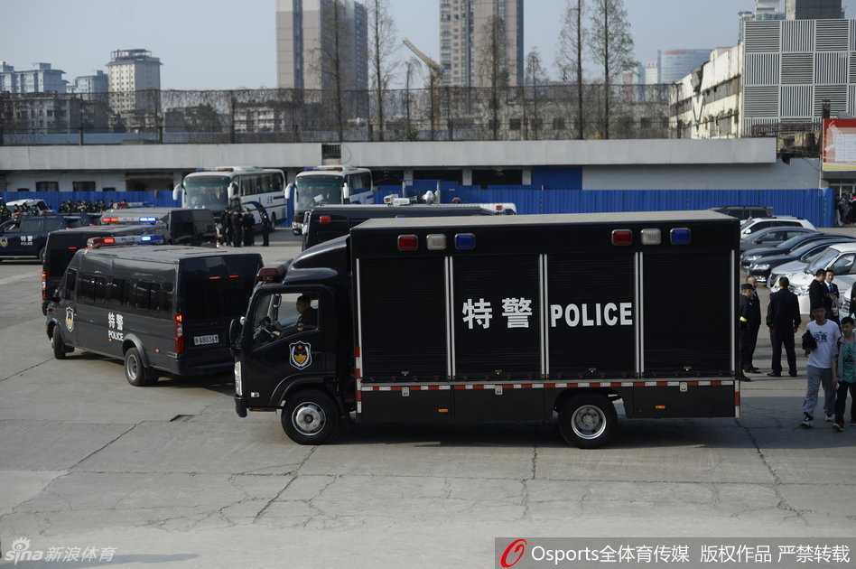从高处俯瞰，球馆外各个关键点位均有安保力量部署，他们各司其职，严阵以待，共同织就一张守护决赛的安全大网。