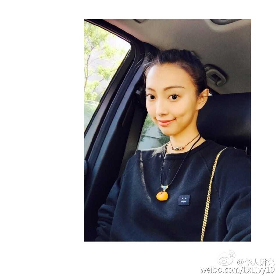 李旭在某个惬意的午后留下的自拍，阳光洒在她的脸上，映出岁月静好的模样，生活中的她，既有模特的时尚感，又不失邻家女孩的亲和力。