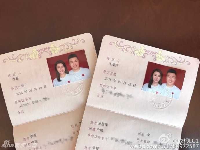 在布置温馨的家中一角，李根轻轻将身着白衣的妻子拥入怀中，两人亲密相依，仿佛整个世界都只剩下彼此的呼吸和心跳。