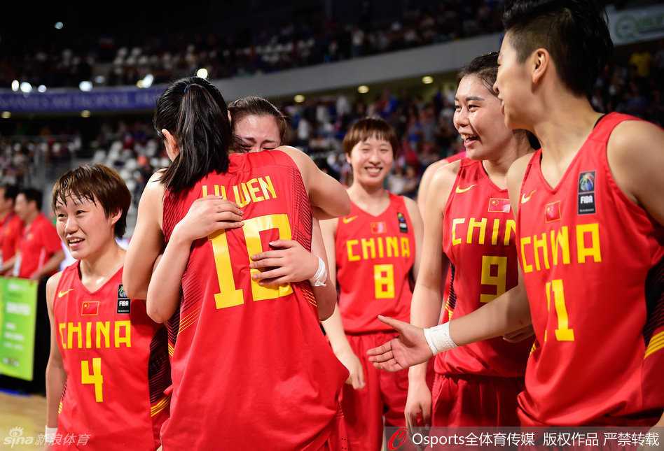 眼神坚毅如铁，中国女篮的姑娘们赛前围成一圈，手掌叠放，齐声呐喊，将团队的信念与求胜欲在这一刻凝聚。