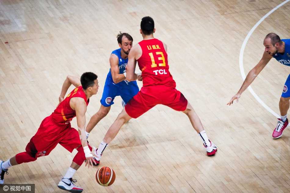面对意大利球员的严密防守，中国男篮后卫线上演突破好戏，但全场高达26次的失误让每一次进攻都显得步履维艰。