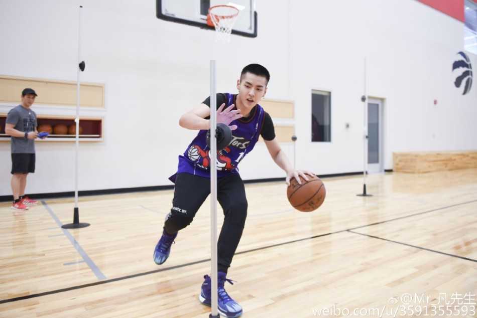吴亦凡运球突破，眼神如电扫视全场，对手紧跟不舍，他却在瞬息万变的局势中冷静观察，寻找着最佳传球或投篮时机。
