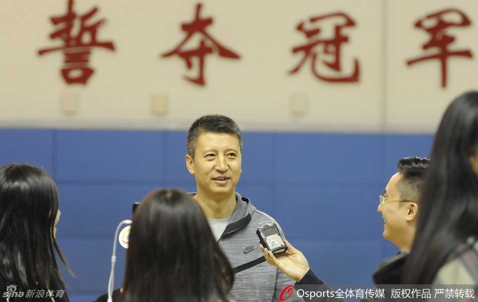 主教练郭士强在训练后接受媒体采访，神情专注而严肃，详细解读着球队的备战策略与伤员恢复进展。