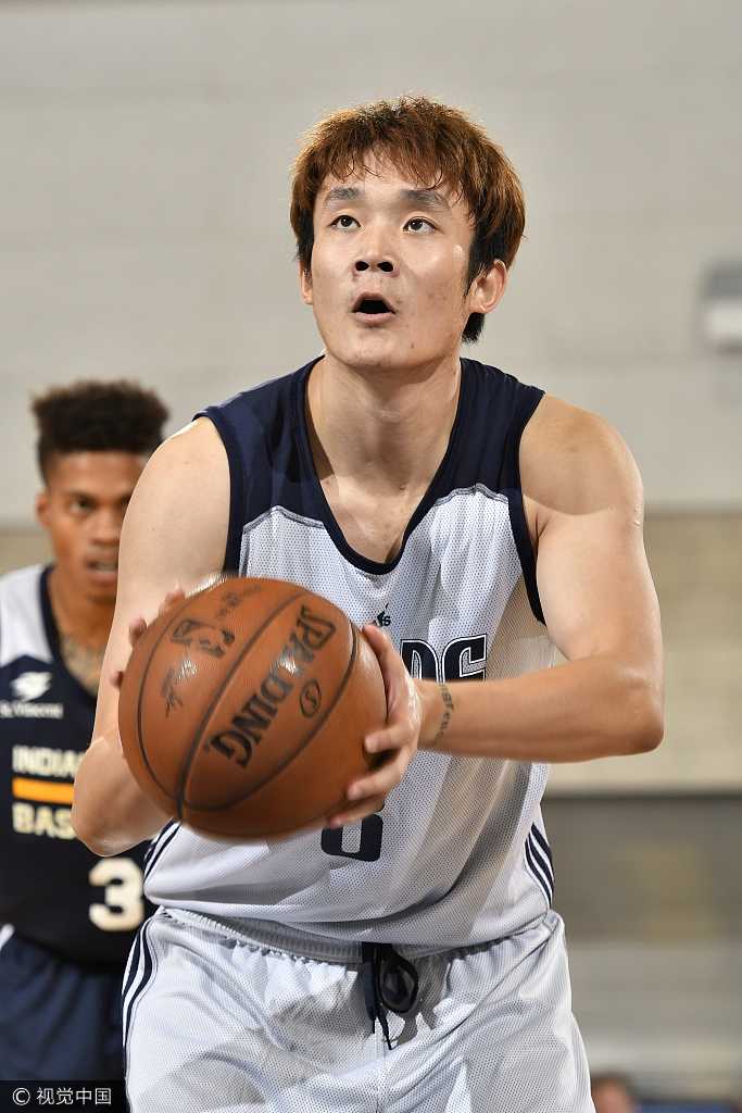 在完成一次精彩进球后，丁彦雨航脸上露出自信而坚毅的神情，他正与队友击掌相庆，那份属于团队篮球的快乐和融入球队的默契，在瞬间定格。