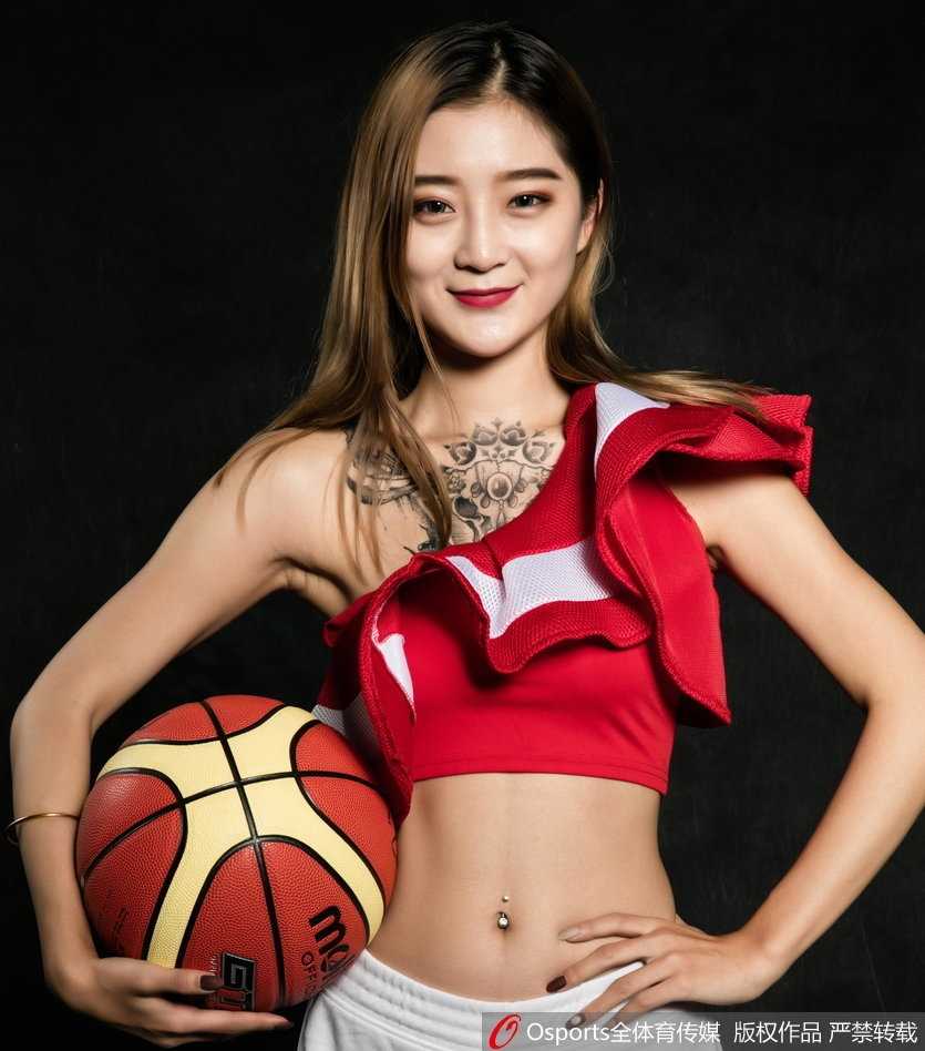 身着靓丽表演服的篮球宝贝，手持金色花球，在训练场馆中展露甜蜜娇美笑容，元气满满