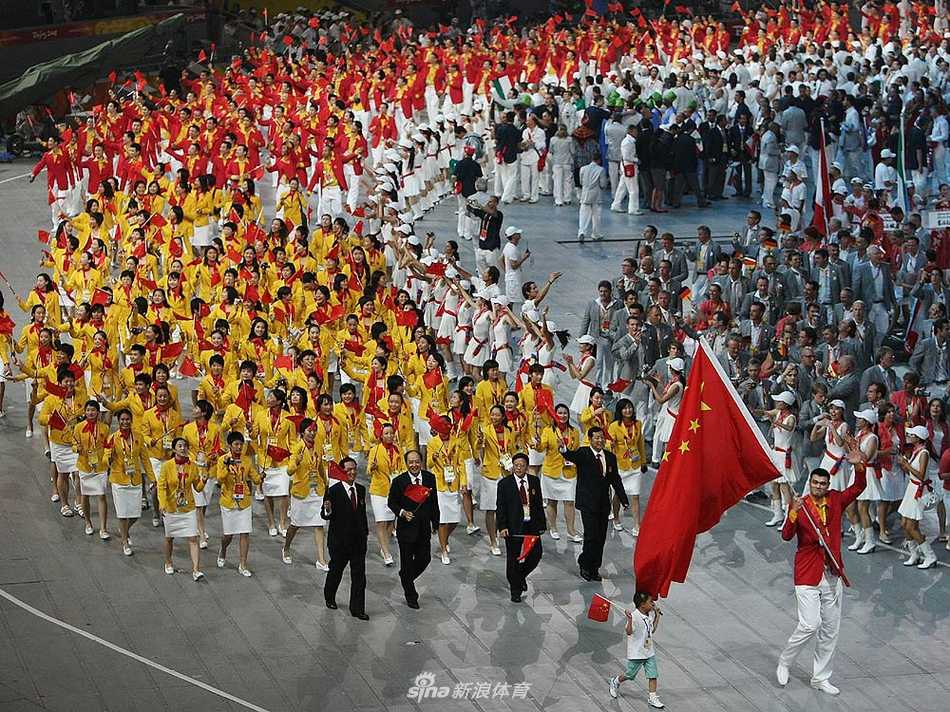 这是属于姚明的经典赛场瞬间，他背身单打，对手只能望其项背，这座“移动长城”用绝对的实力在强手如林的国际舞台上为中国篮球赢得尊严。