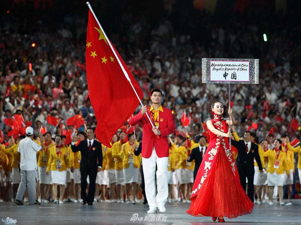 面对镜头，姚明露出标志性的“姚式笑容”，温和又略带一丝腼腆，这种独特的个人魅力让他跨越了体育的界限，成为那个时代最具影响力的中国名片之一。