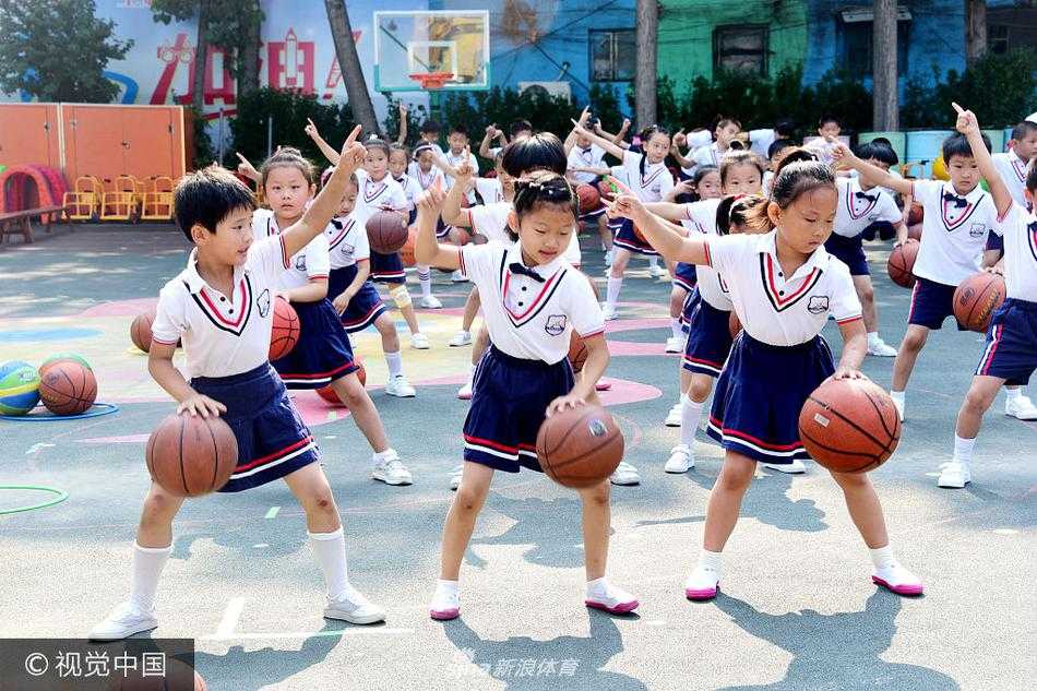 变换队形时，几名大班幼儿正在快速奔跑运球，他们身姿矫健，目光紧紧跟随着手中的篮球，展现出与年龄不太相符的沉稳与控球技巧。