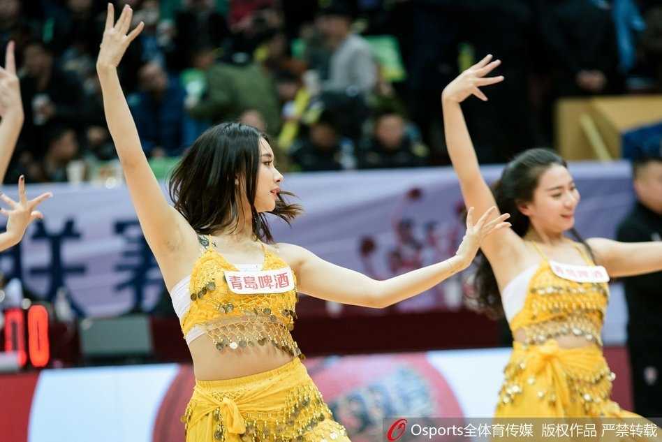 宝贝们变换队形呈扇形散开，手中的花球如同缤纷落英在空中划出优美弧线，整个舞台仿佛被她们的青春热情点燃成了一片欢乐海洋。