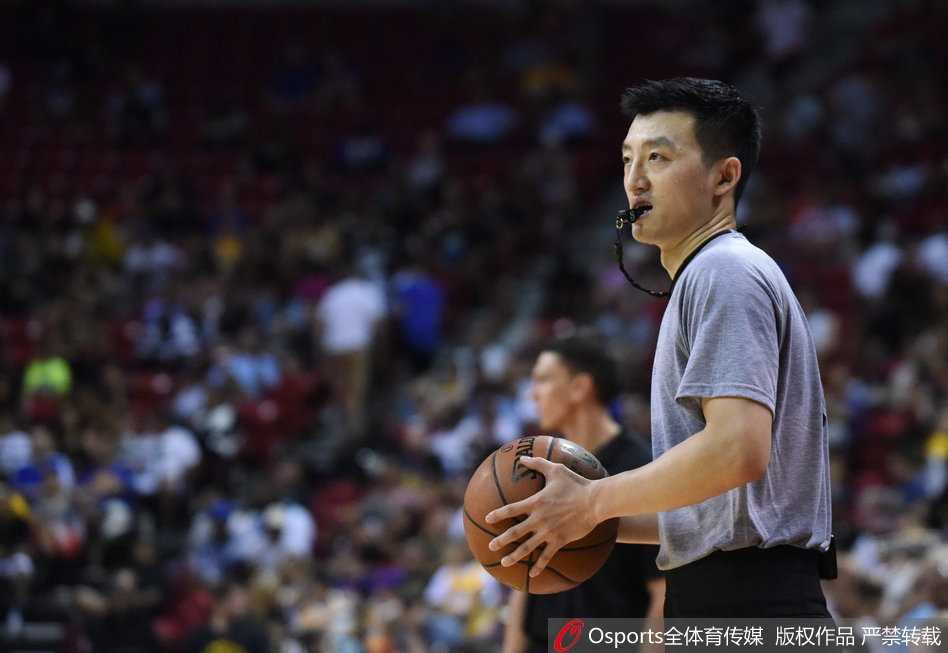 张潇场下表情坚毅，眼神透露出自信与沉稳