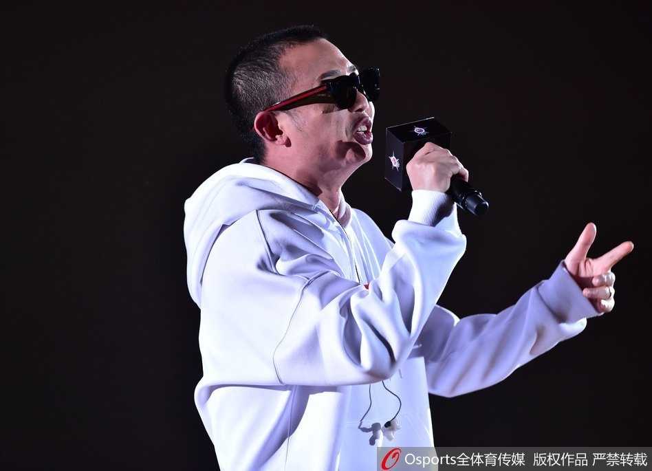 易建联在深圳主场高高跃起，如一架轰炸机般完成单手劈扣，全场球迷瞬间沸腾，仿佛看到了那个从深圳体校走出的少年，历经千帆归来仍是顶梁柱。