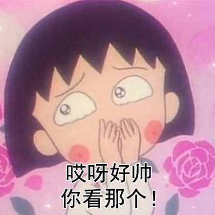 场上的男生正激烈拼抢，而场边的女生却背对球场，专注地用手机自拍，记录自己的美丽瞬间。