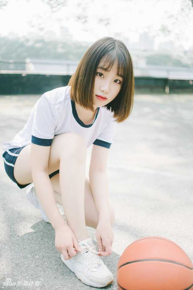夕阳的余晖给她镶上金边，她站在三分线外回头张望，清纯的模样足以治愈一个篮球少年所有的疲惫