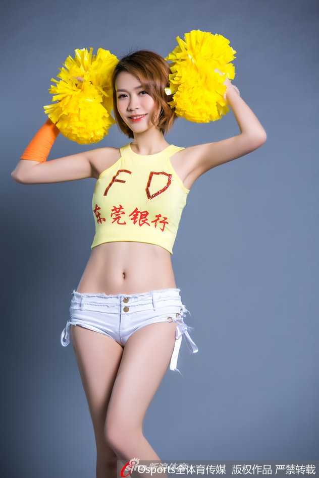 近景特写下，舞者眼神专注而炽热，发丝随着动感的节奏飞扬，展现出新生代女性力量与健康美的完美融合。