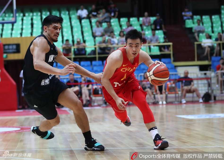 赵继伟面对防守从容组织，灵动妙传撕开对手层层防线