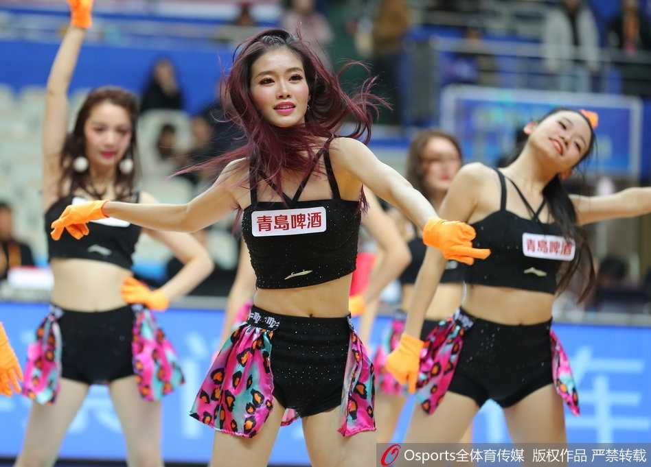 啦啦队摆出充满力量的ending pose，一名队员高高跃起被托举在空中，其余队员在下方构成稳固支撑，展现出力与美的完美结合