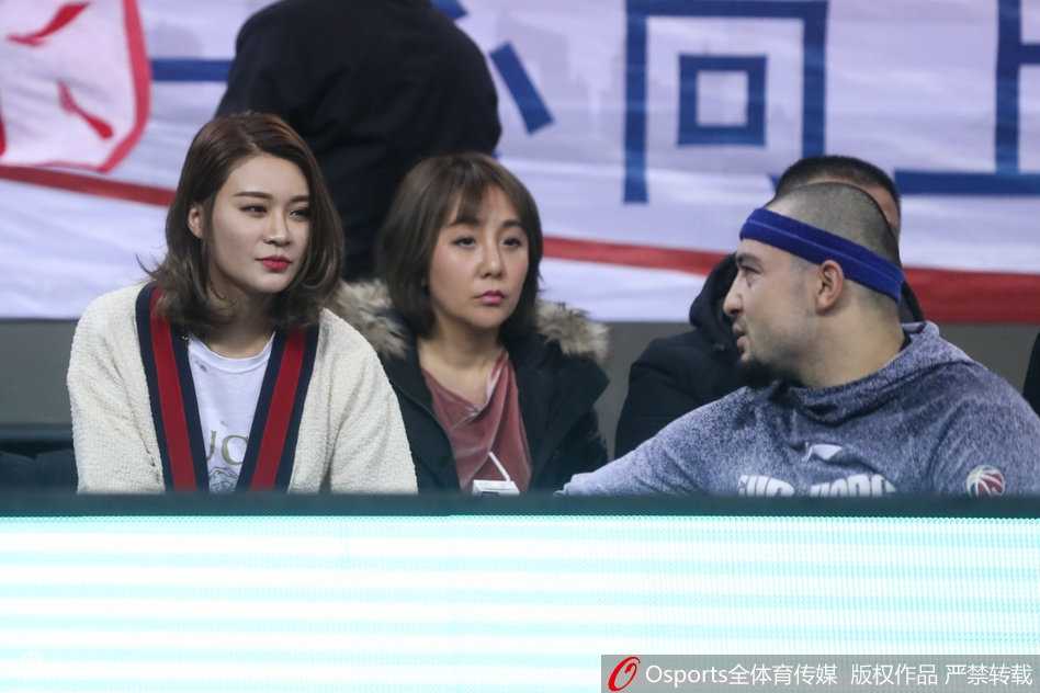 李根的爱人静坐于奥体中心看台，目光温柔地投向场内，仿佛周遭的喧嚣都与她无关，眼中只有那个身披新疆战袍的硬汉。