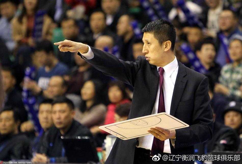 郭士强指导在场边执掌球队，目光如炬地注视着场上的局势，神情专注而严肃，仿佛一切都在他的战术掌控之中。