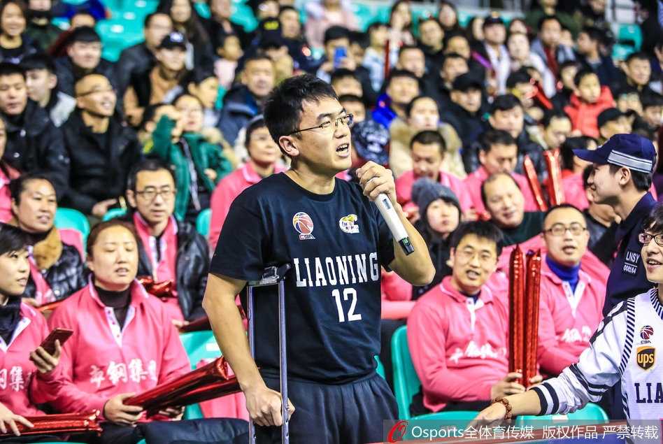 喧嚣的球馆内，这位拄拐球迷的背影显得格外坚定，拐杖支撑着他的身体，而辽篮支撑着他的精神世界。