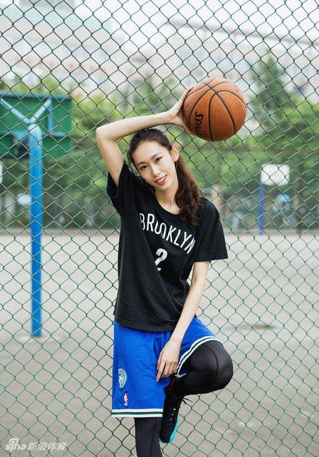 高珊热身时轻松完成双手挂框，修长的小腿几乎触及篮筐横梁，队友们在一旁看得目瞪口呆