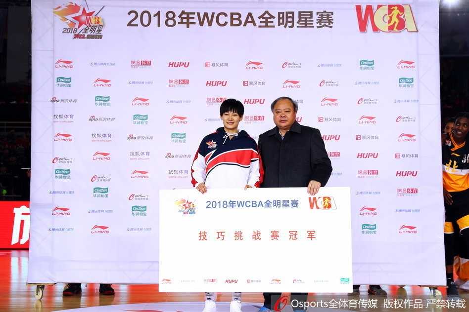 技巧挑战赛冠军杨力维在混合赛中与艺人张哲瀚配合默契，两人击掌相庆，脸上洋溢着夺冠后的喜悦与自豪，背景是南昌国际体育中心闪耀的灯光。