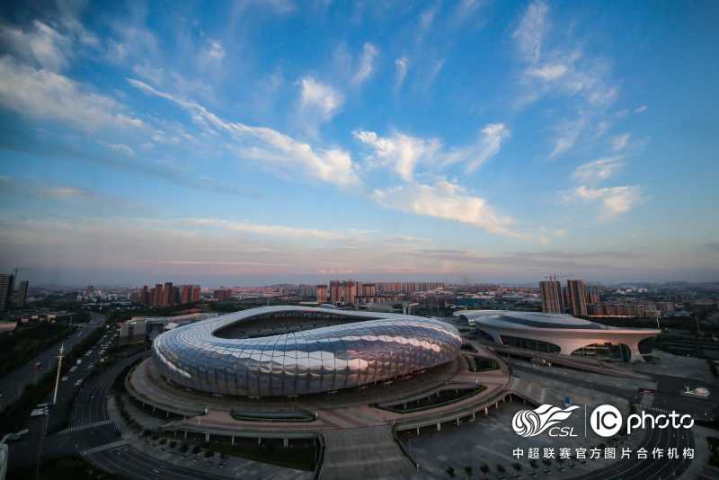 十人苏宁加时2-1绝杀上港，总比分3-2挺进决赛