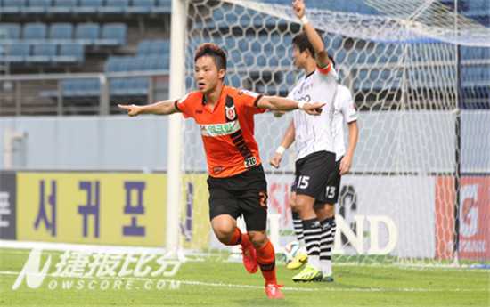 济州联主场2-0完胜十人水原三星，科斯塔续命三分