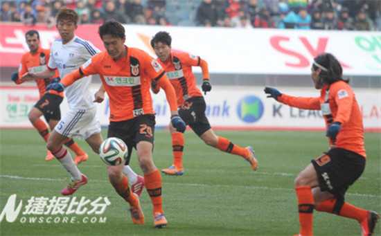 济州联主场2-0完胜十人水原三星，科斯塔续命三分